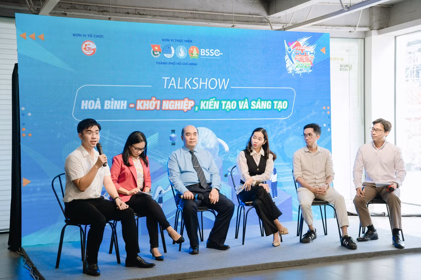 Các khách mời, là những chuyên gia trong lĩnh vực kinh doanh, khởi nghiệp, đã mang đến nhiều câu chuyện truyền cảm hứng cho các bạn trẻ.