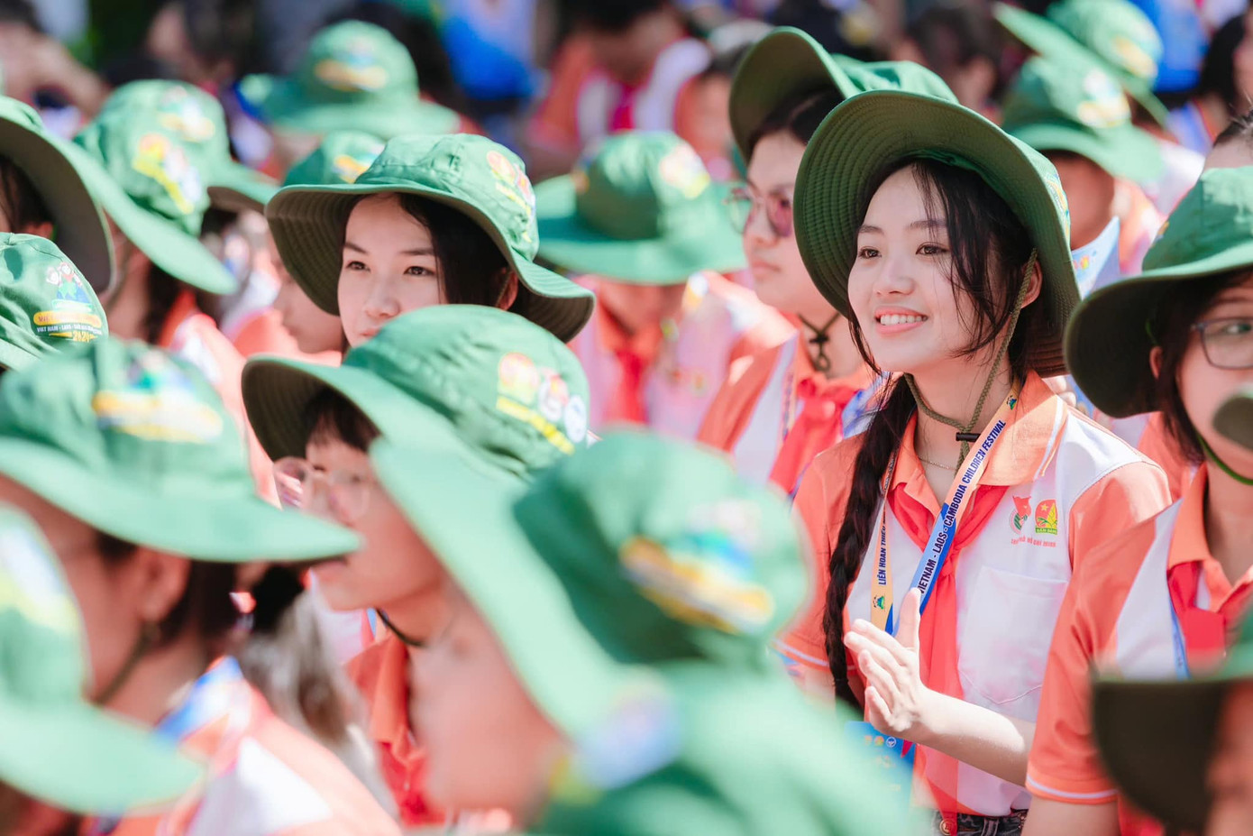 Những nụ cười, ánh mắt rạng rỡ cùng những tiết mục văn nghệ đa màu sắc văn hóa trong ngày khai mạc Liên hoan thiếu nhi Việt Nam - Lào - Campuchia.