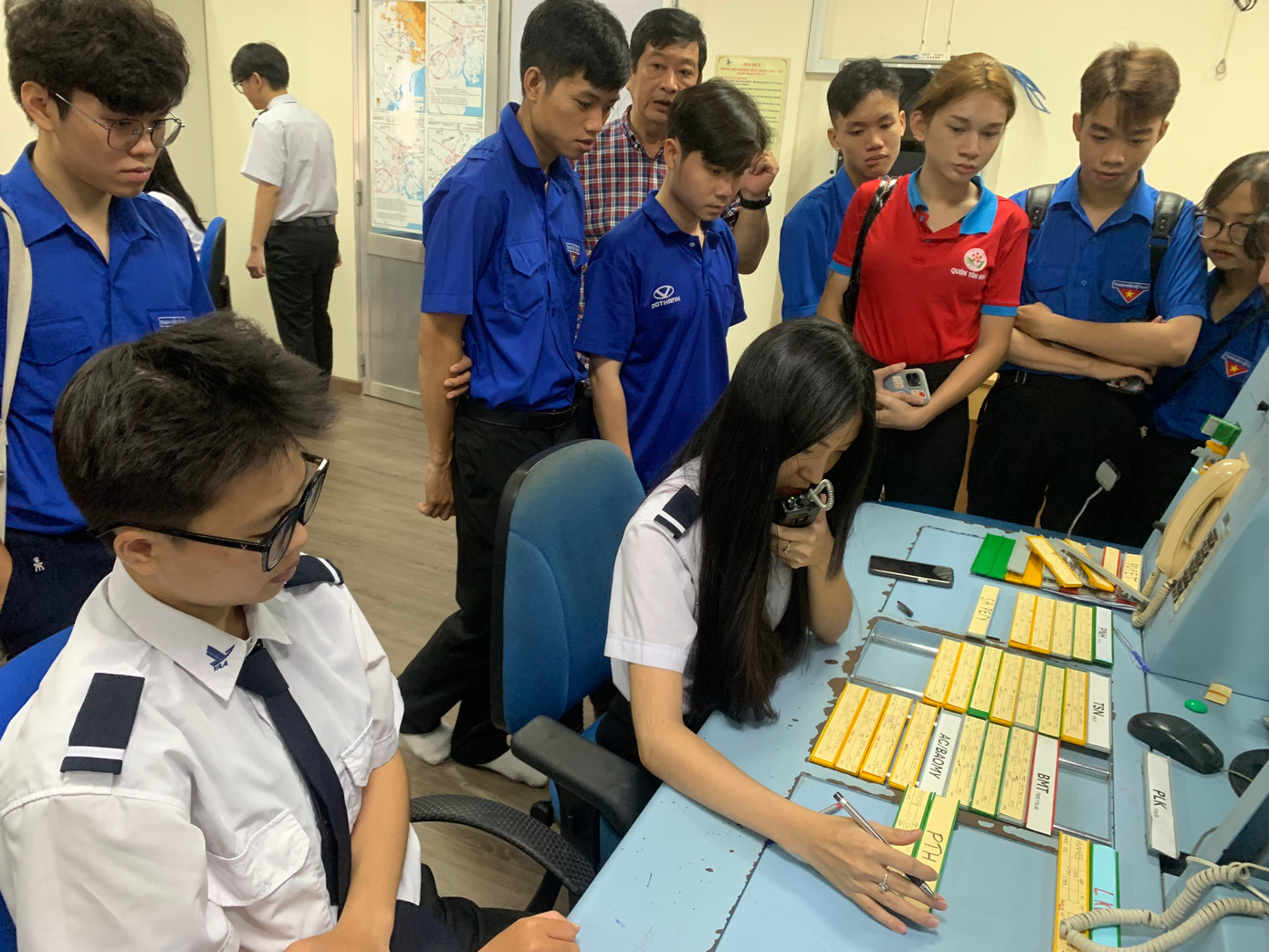 Các đoàn viên, đội viên, thiếu nhi thích thú trải nghiệm phòng E-lab thực tế ảo, được hiểu rõ hơn về quá trình máy bay cất cánh; nhập vai trở thành phi công.