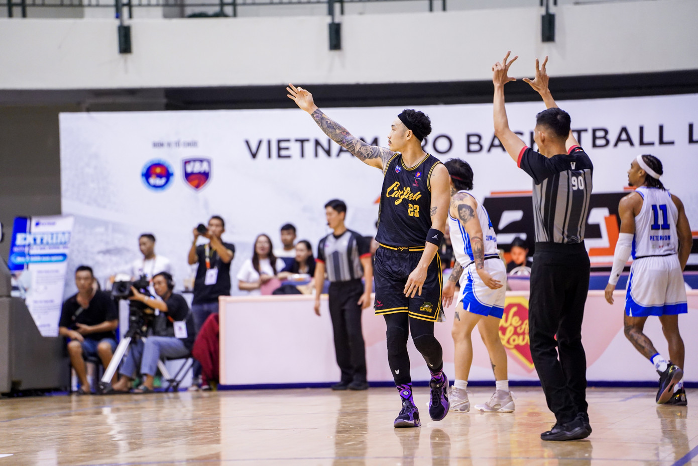 Ngôi sao Tâm Đinh ăn mừng 3 điểm thành công. Ảnh: VBA Ngôi sao Tâm Đinh ăn mừng 3 điểm thành công. Ảnh: VBA