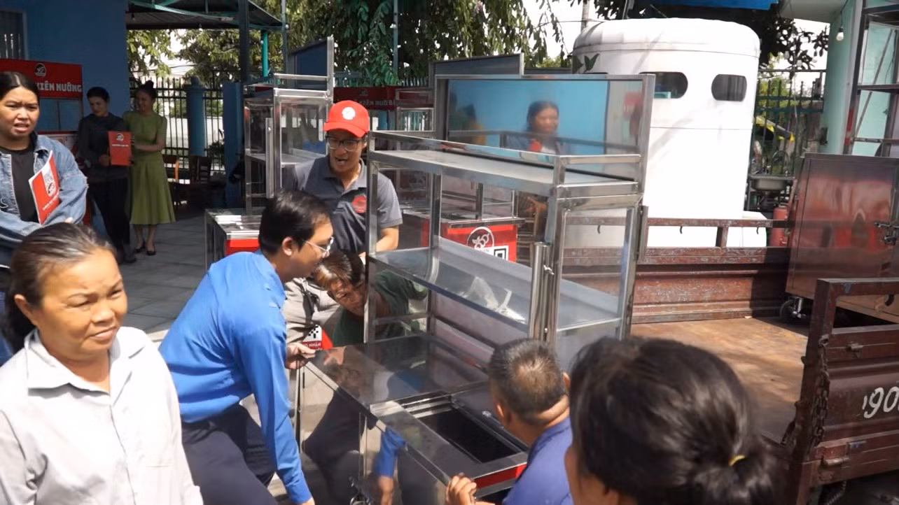 Hơn 50 xe bánh mì thịt xiên nướng có thương hiệu cho các hộ gia đình lao động khó khăn trên địa bàn quận.