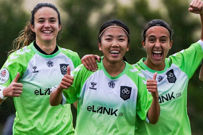 Huỳnh Như cũng là cầu thủ nữ Việt Nam đầu tiên thi đấu chuyên nghiệp tại châu Âu trong màu áo CLB Länk Vilaverdense (Bồ Đào Nha). Huỳnh Như cũng là cầu thủ nữ Việt Nam đầu tiên thi đấu chuyên nghiệp tại châu Âu trong màu áo CLB Länk Vilaverdense (Bồ Đào Nha).