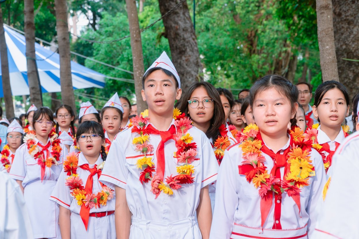 Đội viên, thiếu nhi TP.HCM rực rỡ trong chương trình Hội quân "Em là chiến sĩ Điện Biên thành phố Bác Hồ". Đội viên, thiếu nhi TP.HCM rực rỡ trong chương trình Hội quân "Em là chiến sĩ Điện Biên thành phố Bác Hồ".