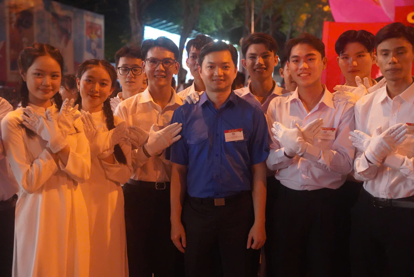 Sự xuất hiện của anh Nguyễn Minh Triết tiếp thêm động lực để lực lượng thanh thiếu nhi cố gắng tập luyện và thể hiện thật tốt trong buổi diễu hành sắp tới. Nhiều bạn trẻ tranh thủ xin chụp ảnh lưu niệm cùng anh. Sự xuất hiện của anh Nguyễn Minh Triết tiếp thêm động lực để lực lượng thanh thiếu nhi cố gắng tập luyện và thể hiện thật tốt trong buổi diễu hành sắp tới. Nhiều bạn trẻ tranh thủ xin chụp ảnh lưu niệm cùng anh.