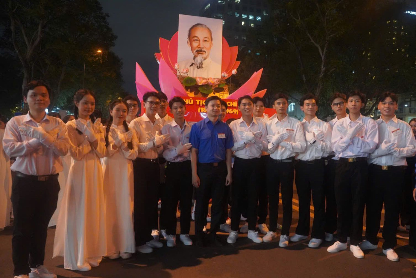 Tối 25/4, trước thời điểm diễn ra buổi sơ duyệt diễu binh, diễu hành, anh Nguyễn Minh Triết - Bí thư T.Ư Đoàn, cùng đoàn công tác đã đến đường Lê Duẩn (Q.1) để gặp gỡ, thăm hỏi các lực lượng thanh thiếu nhi tham gia diễu hành. Tối 25/4, trước thời điểm diễn ra buổi sơ duyệt diễu binh, diễu hành, anh Nguyễn Minh Triết - Bí thư T.Ư Đoàn, cùng đoàn công tác đã đến đường Lê Duẩn (Q.1) để gặp gỡ, thăm hỏi các lực lượng thanh thiếu nhi tham gia diễu hành.