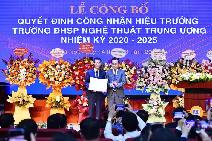 Thứ trưởng Hoàng Minh Sơn dự trao Quyết định công nhận Hiệu trưởng Trường Đại học Sư phạm Nghệ thuật Trung ương nhiệm kỳ 2020-2025 cho PGS.TS Lê Vinh Hưng