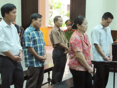 Giám đốc và Thủ quỹ (đứng ở hàng ghế đầu) trong phiên xét xử.