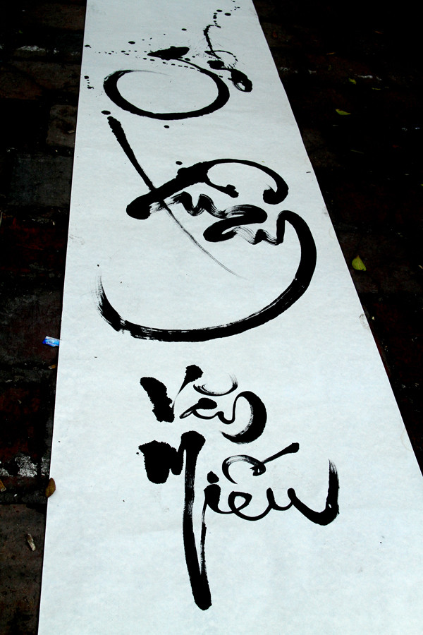 Cùng thư pháp chữ Hán là thư pháp chữ Việt (Gió Xuân Văn Miếu)