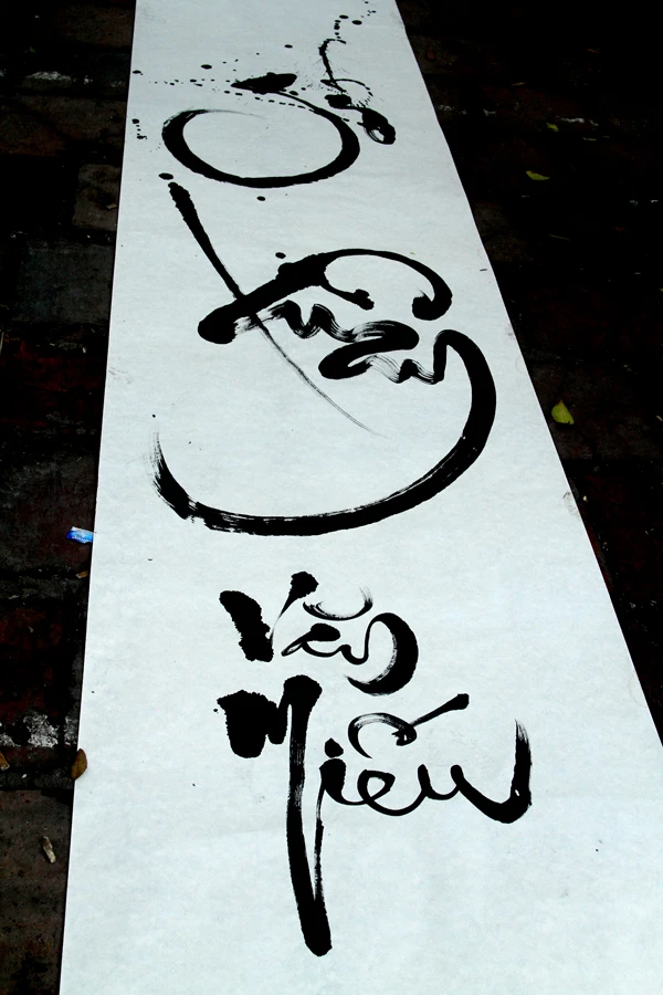 Cùng thư pháp chữ Hán là thư pháp chữ Việt (Gió Xuân Văn Miếu)