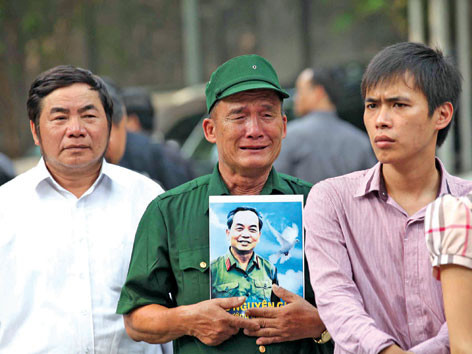 Người dân TPHCM và Hà Nội khóc Đại tướng. Người dân TPHCM và Hà Nội khóc Đại tướng