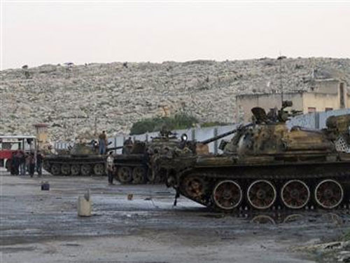 Những chiếc xe tăng mà lực lượng nổi dậy tuyên bố lấy được từ quân chính phủ