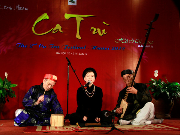 Cùng với biểu diễn các làn điệu, Liên hoan Ca trù Hà Nội lần thứ 2 tổ chức tọa đàm về giải pháp bảo tồn ca trù trên địa bàn Hà Nội (chiều 21-12). Tọa đàm sẽ đặt ra một số vấn đề như: tổ chức định kỳ liên hoan ca trù, vinh danh các nghệ nhân ca trù, hay mở lớp ca trù để truyền dạy những làn điệu ca trù cổ…