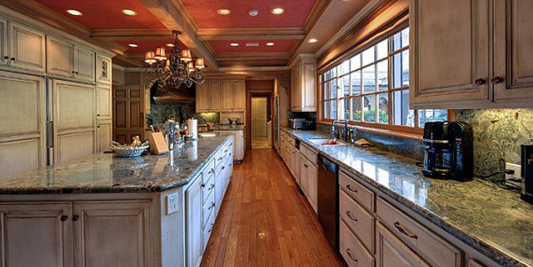 Đại sảnh thiết kế theo kiểu mái vòm... ...phòng làm việc... ...Phòng bếp sang trọng với bàn lát đá cẩm thạch và sàn gỗ ...phòng ngủ tràn ngập sắc tím