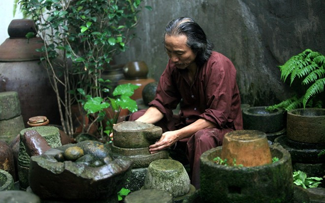 Một chiếc cối đá được ông Mạnh sắp đặt giống một chú Rùa mang trên lưng nhiều quả trứng đá. 