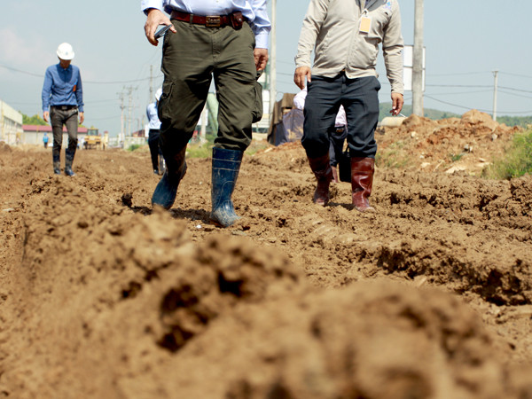 Phải đi ủng giữa trời nắng vào công trường