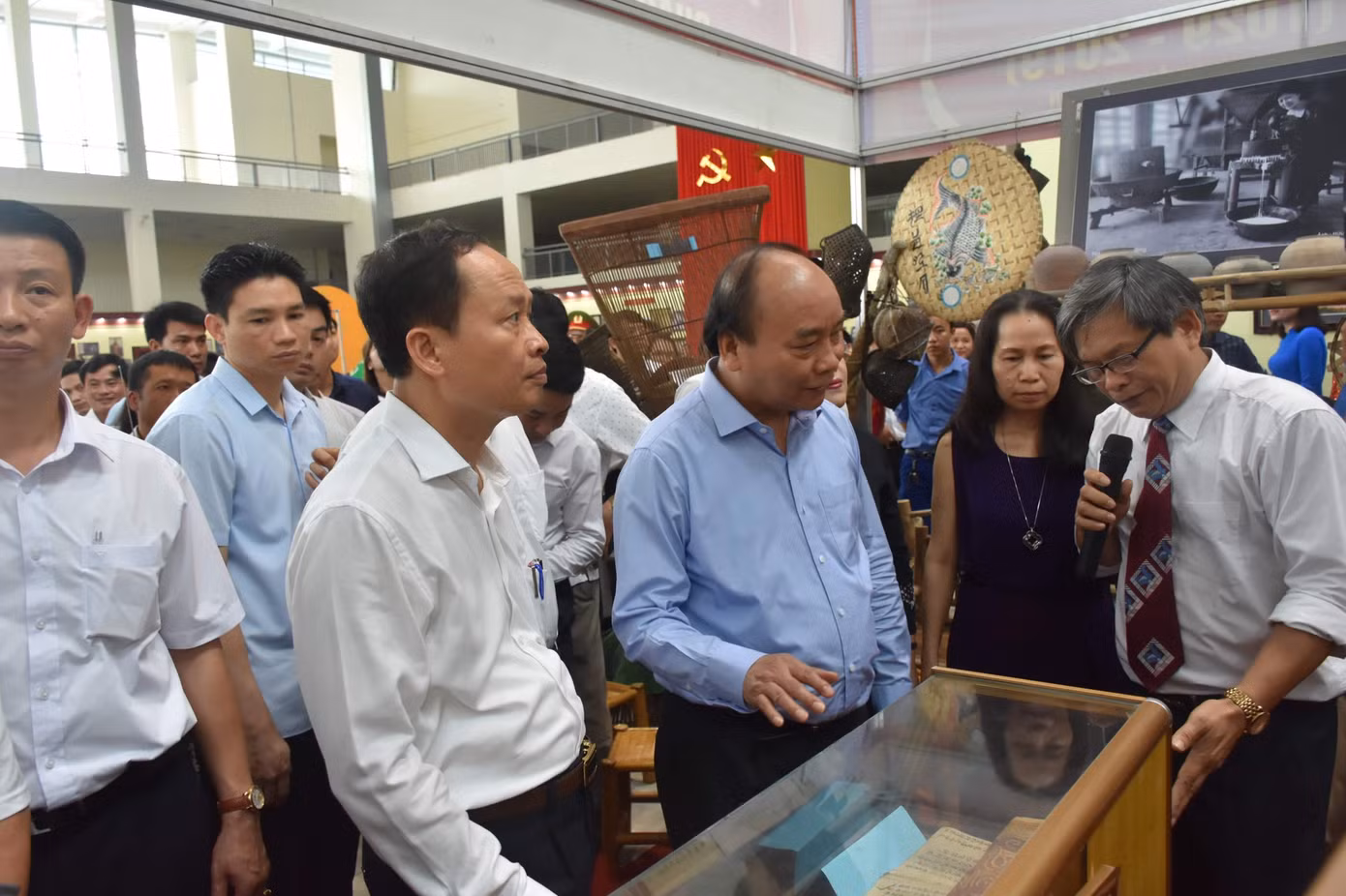 Thủ tướng Nguyễn Xuân Phúc thăm triển lãm 'Thanh Hoá xưa và nay' ảnh 3