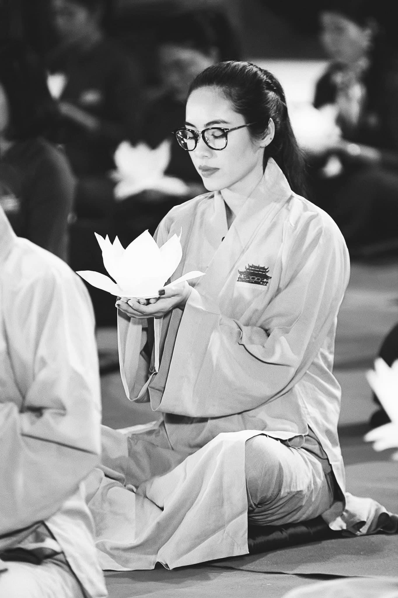 Á hậu Hoàng My đi cầu an nhân dịp lễ Phật Đản.