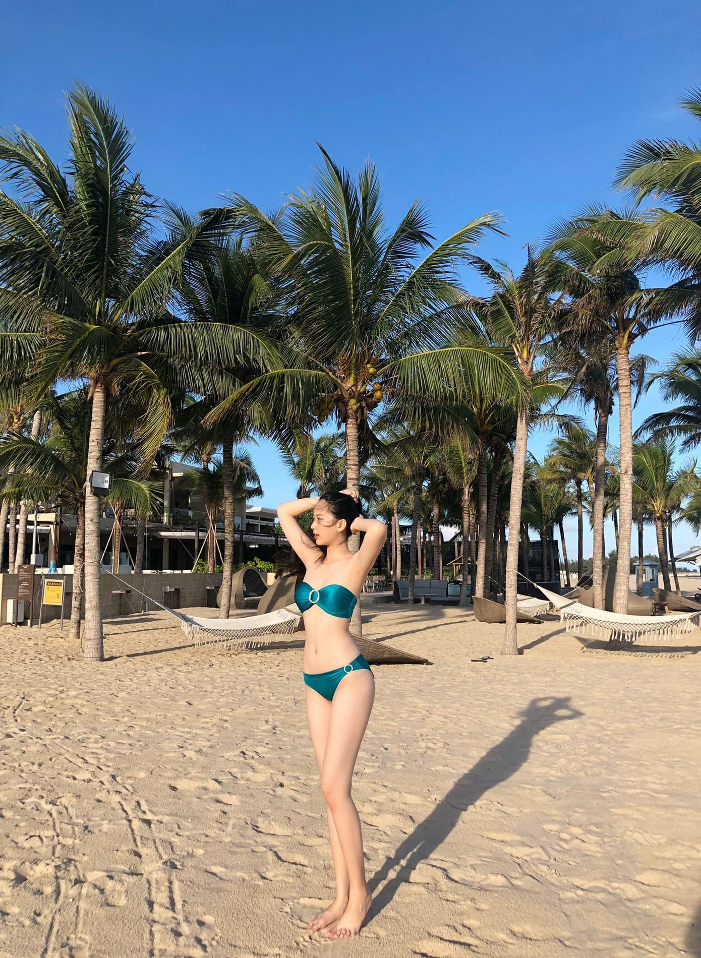 Người đẹp làn da HHVN 2020 đăng tải bức ảnh khoe vóc dáng quyến rũ với bikini trên biển.