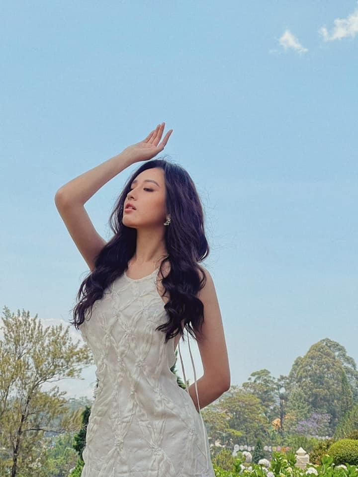 Hoa hậu Mai Phương Thuý diện bộ váy trắng có thiết kế kiểu cổ yếm khoe bờ vai trần quyến rũ.