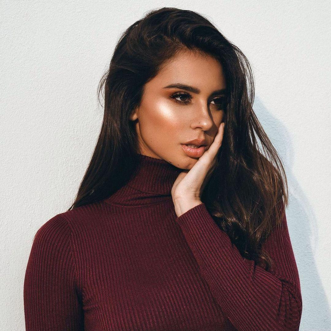 Tân Hoa hậu không phải gương mặt mới trong lĩnh vực sắc đẹp. Adriana từng tham gia một số cuộc thi quốc tế và đạt danh hiệu á hậu 1 Miss Intercontinental lần thứ 47 (tổ chức tại Manila, Philippines).