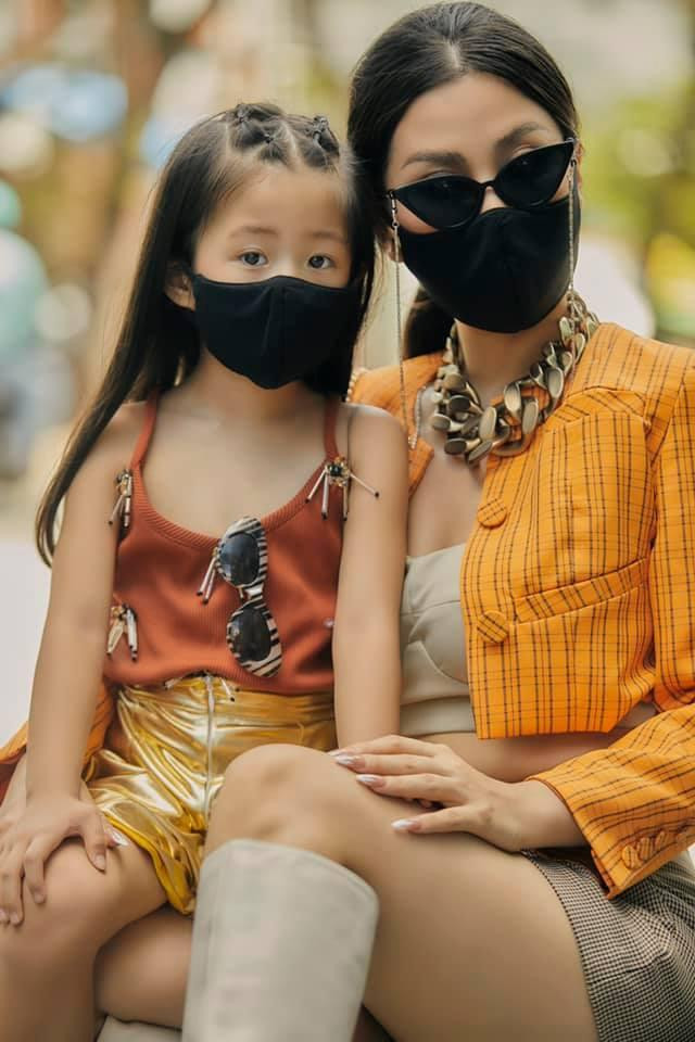 Á hậu Diễm Trang và con gái diện đồ đôi sành điệu.