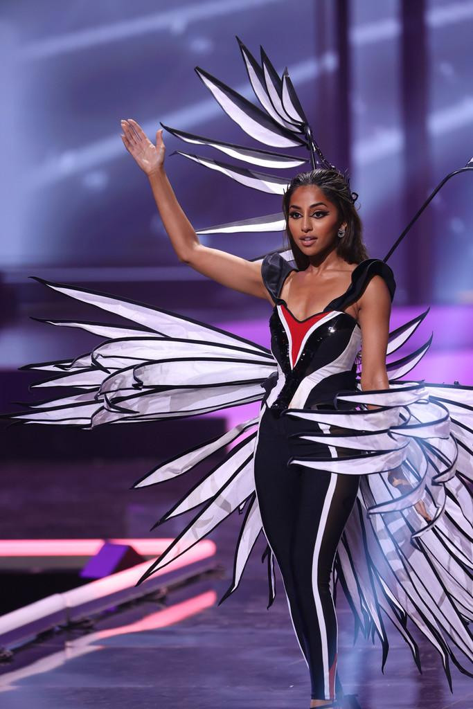 Mỗi khi đứng trên sân khấu, người đẹp Australia đều toả sáng bằng sự chuyên nghiệp và nỗ lực hết sức của mình.