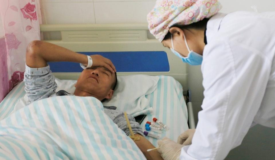 Một người sống sót được điều trị y tế sau cuộc đua. Ảnh: Reuters.