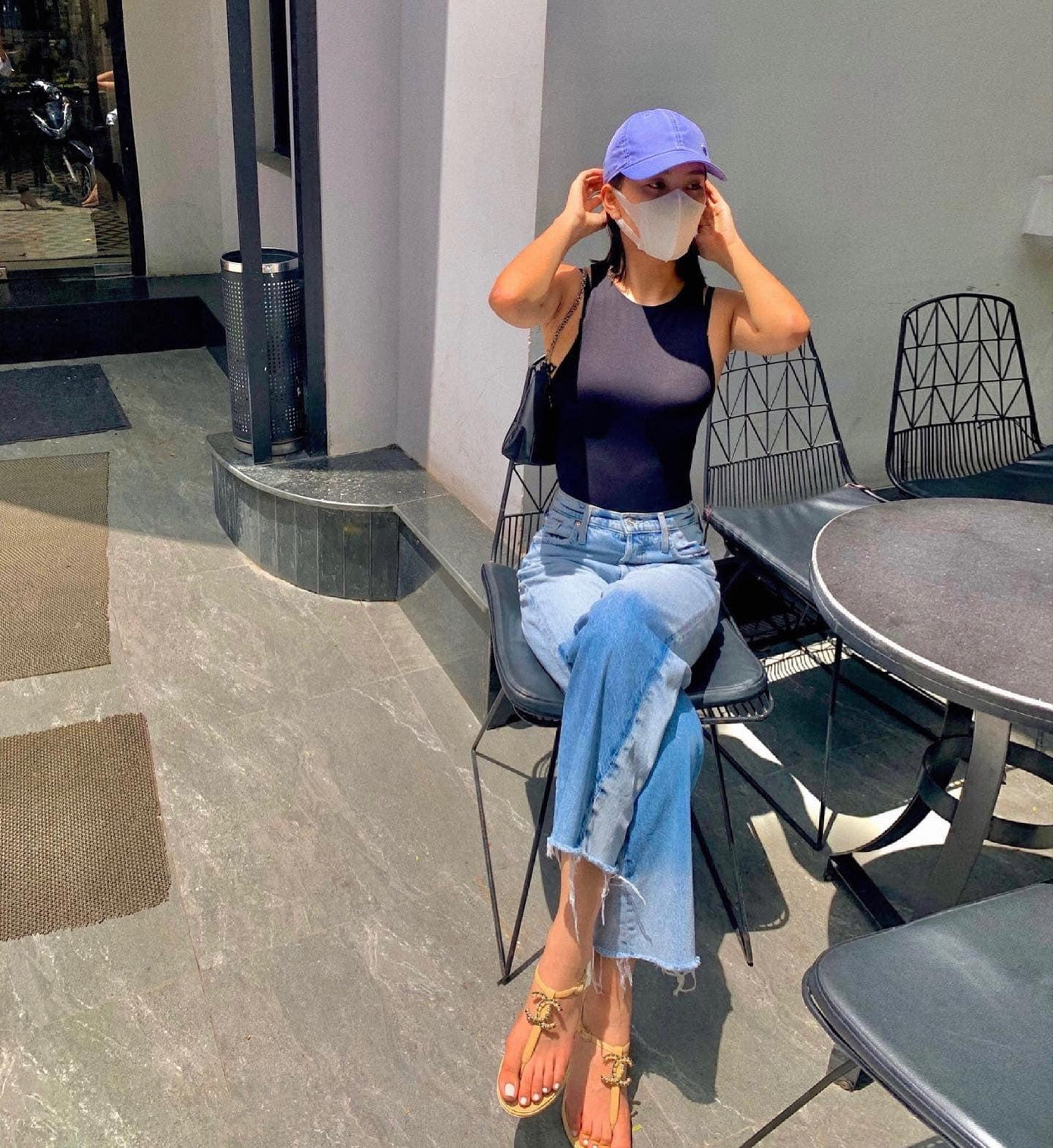 Hoa hậu Tiểu Vy diện trang phục cá tính với áo ba lỗ phối cùng quần jeans rách nhưng vẫn cực kỳ quyến rũ.