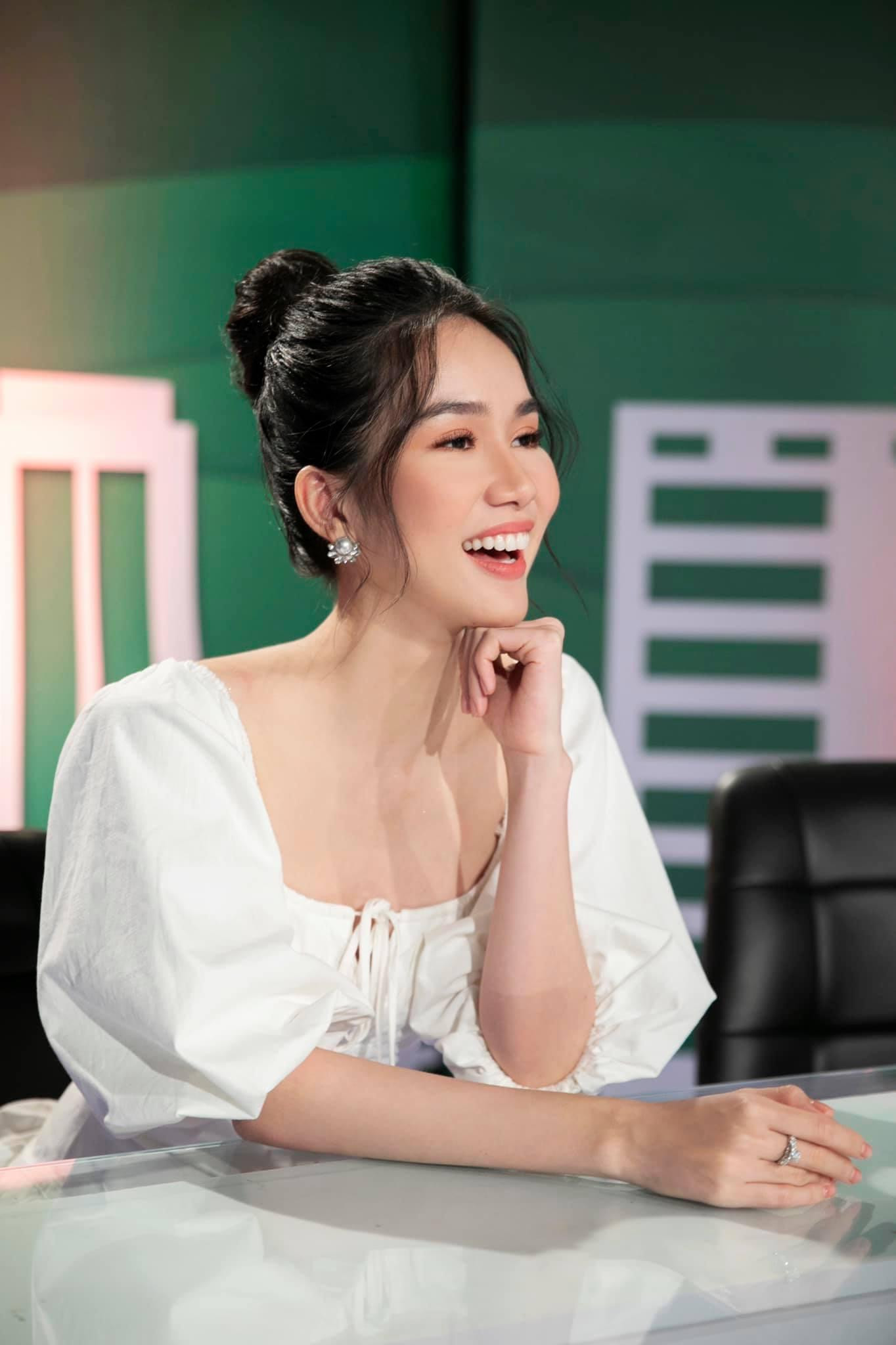 Á hậu Phương Anh diện váy trắng trễ vai gợi cảm, yêu kiều khi ngồi ghế giám khảo của chương trình "Siêu mẫu nhí".