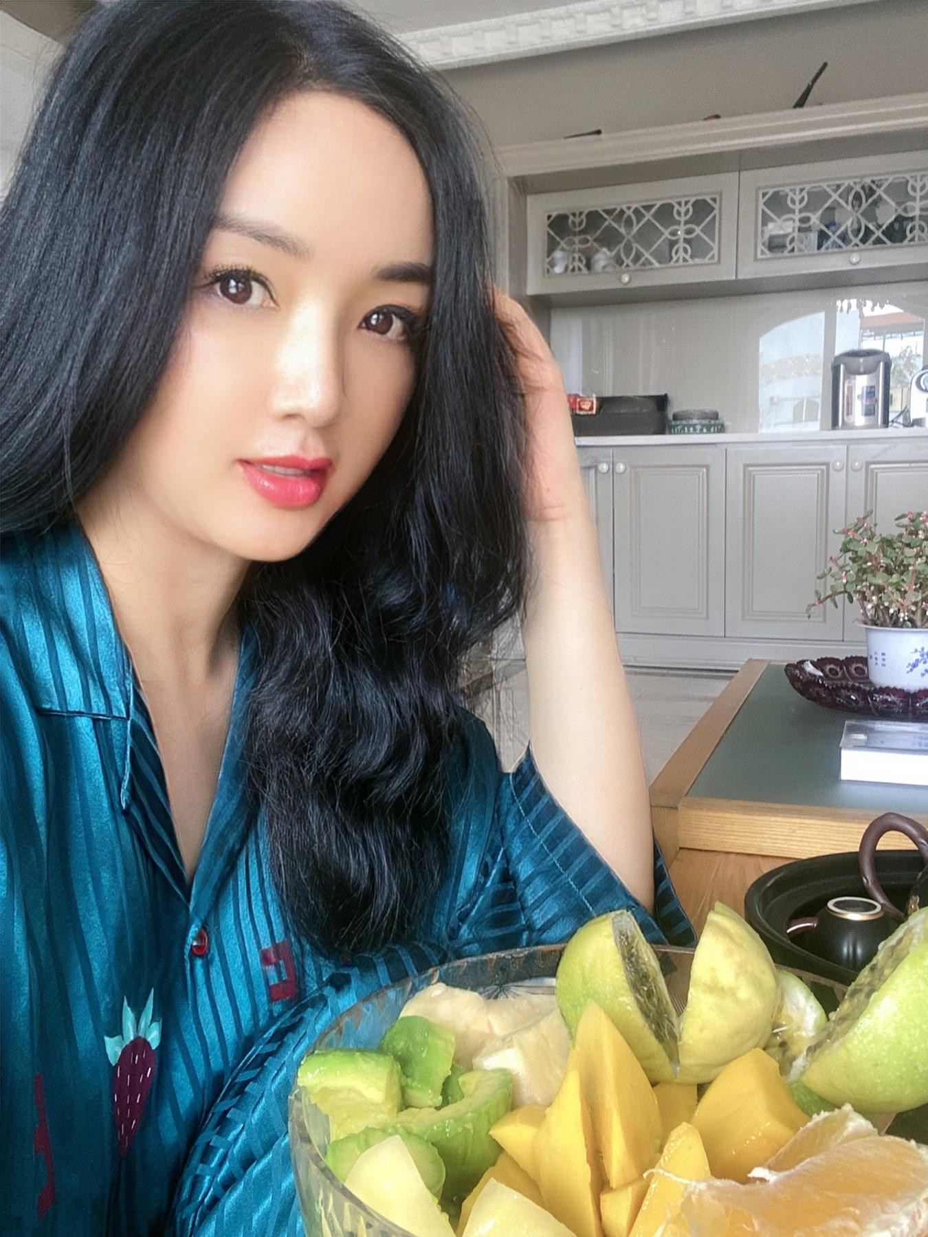 Hoa hậu Đền Hùng Giáng My chăm chỉ ăn hoa quả để tăng sức đề kháng phòng dịch bệnh.