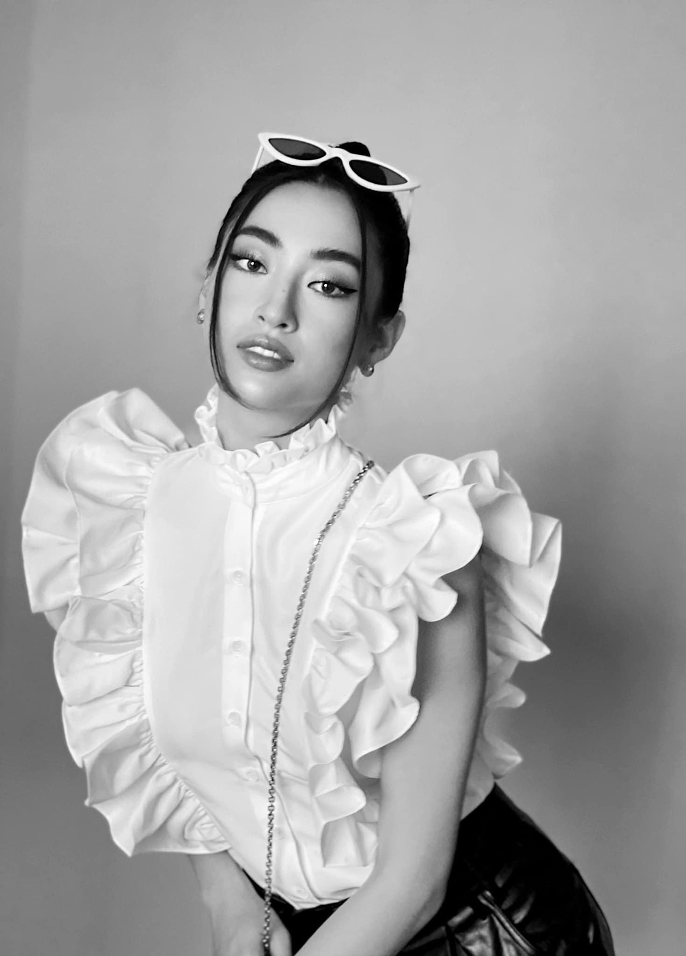 Hoa hậu Lương Thuỳ Linh xinh đẹp, yêu kiều với bộ váy tông màu đen-trắng.