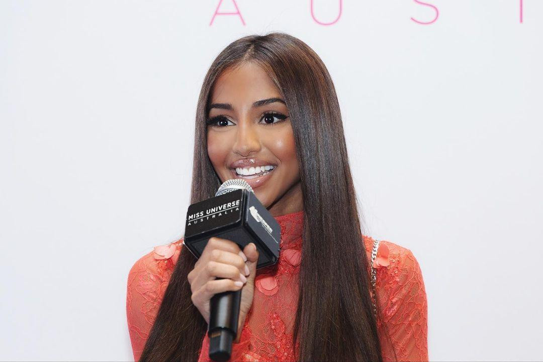 Bên cạnh đó, Maria Thattil còn được đánh giá rất cao ở kỹ năng thuyết trình, ứng xử &apos;nuốt mic&apos;. Bên cạnh đó cô còn có trong tay tấm bằng danh dự ngành tâm lý học và quản trị. Hoa hậu “nấm lùn” này được biết đến là một người mẫu thời trang chuyên nghiệp, blogger làm đẹp đồng thời có niềm đam mê với công việc sáng tạo nội dung trên các nền tảng trực tuyến.