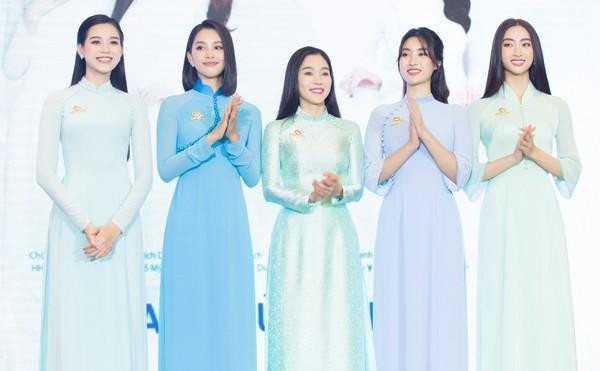 Trước đó, trên trang cá nhân dàn Hoa á hậu cũng đã chia sẻ sự quan tâm của mình đến tình hình dịch bệnh, đặc biệt là hướng về 2 tỉnh Bắc Giang, Bắc Ninh đang chịu tác động nặng nề do COVID-19 gây ra. Trước đó, trên trang cá nhân dàn Hoa á hậu cũng đã chia sẻ sự quan tâm của mình đến tình hình dịch bệnh, đặc biệt là hướng về 2 tỉnh Bắc Giang, Bắc Ninh đang chịu tác động nặng nề do COVID-19 gây ra.