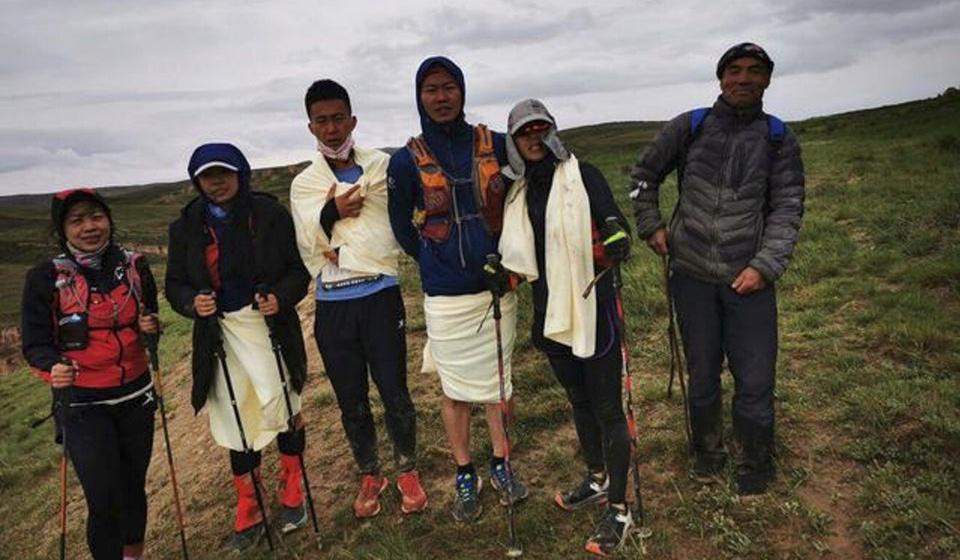 Một người chăn dê tên là Zhu Keming (ngoài cùng bên phải) đã cứu 6 vận động viên chạy sau khi thời tiết xấu khiến 21 người khác mất mạng. Ảnh: Handout.
