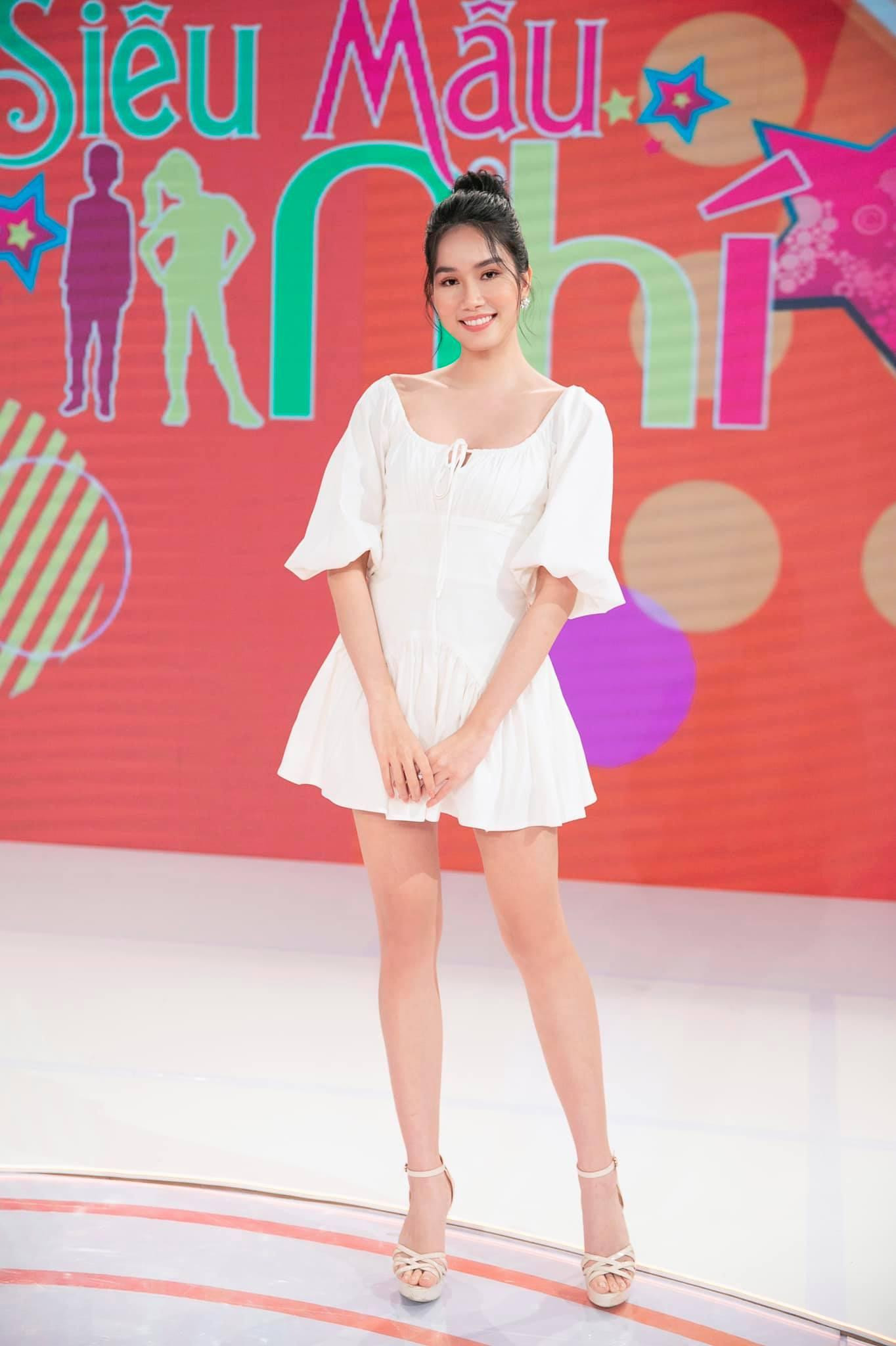 Bộ váy còn giúp nàng Á hậu cao 1m77 khoe được đôi chân dài miên man vô cùng quyến rũ.