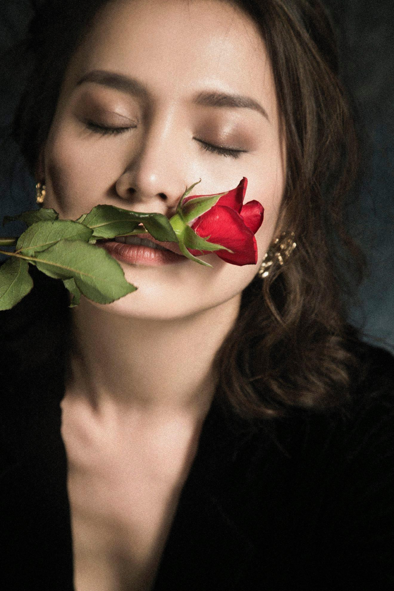 Thần thái và biểu cảm của Ngọc Khánh trong bộ ảnh lần này nhận được nhiều sự khen ngợi từ các fans. Mặc dù đã rời xa showbiz nhiều năm nhưng ở cô vẫn toát lên một vẻ đẹp rực rỡ cùng thần thái kiêu sa, bí ấn vô cùng cuốn hút.