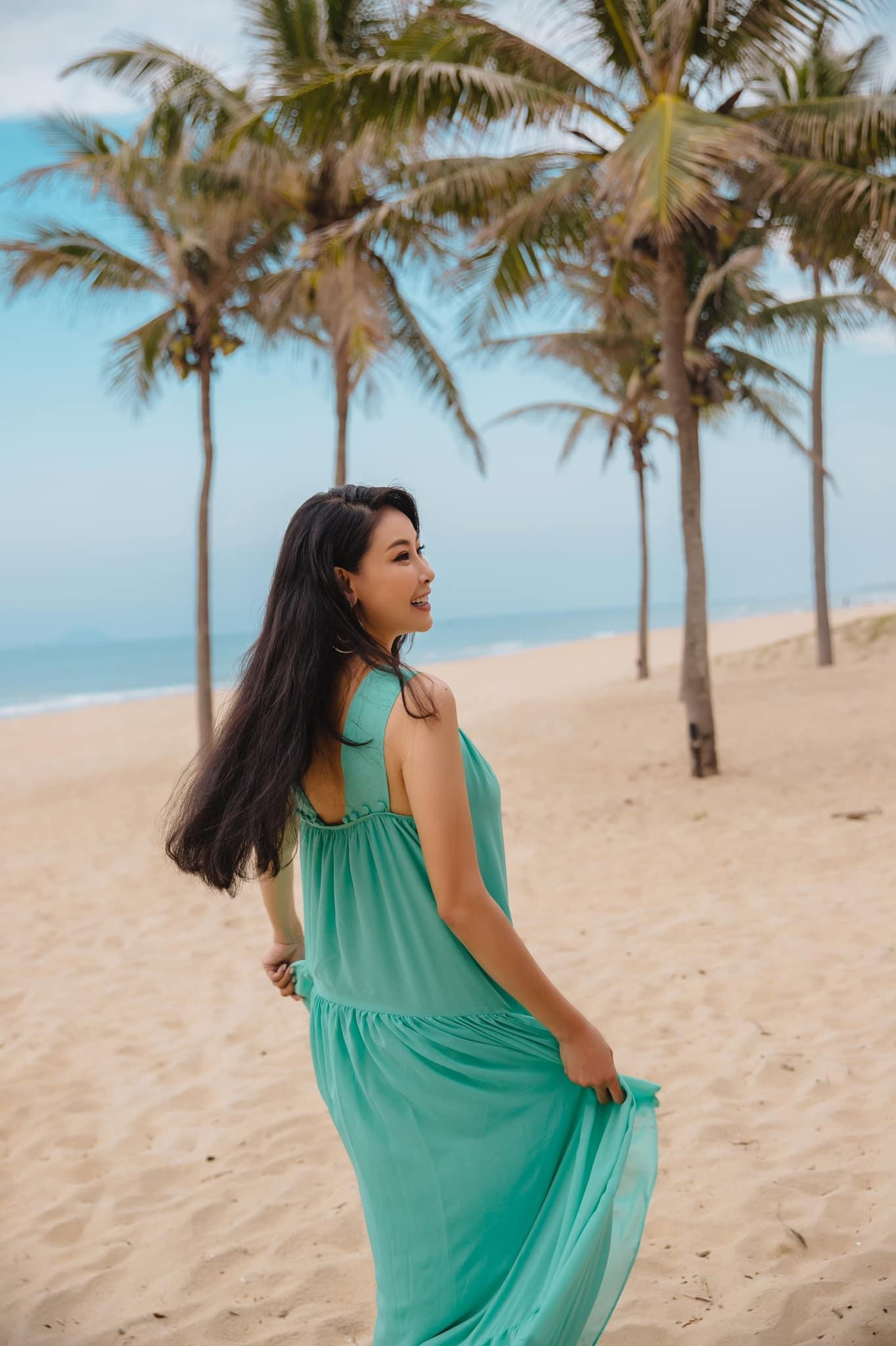 Hoa hậu Hà Kiều Anh thả dáng bay bổng trên biển với bộ váy maxi màu xanh.