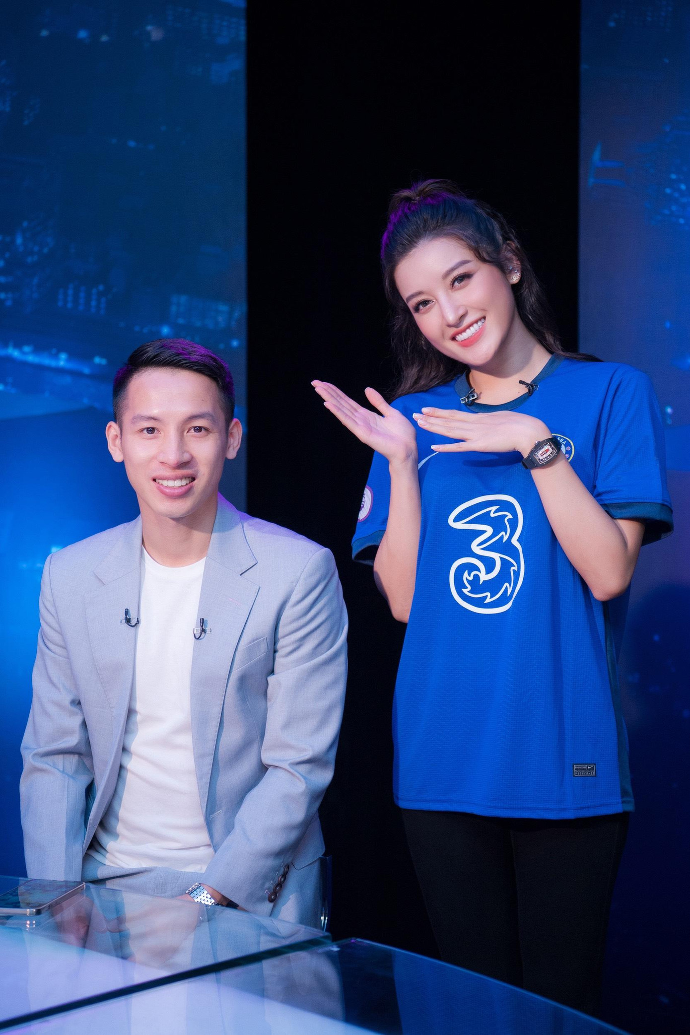 Huyền My hội ngộ tiền vệ Đỗ Hùng Dũng và cả hai trao đổi sôi nổi về trận cầu.