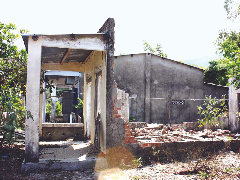 Nhà ở thôn Hòa Viên (Đà Nẵng) hư hại vì bão nhưng không thể xây dựng lại