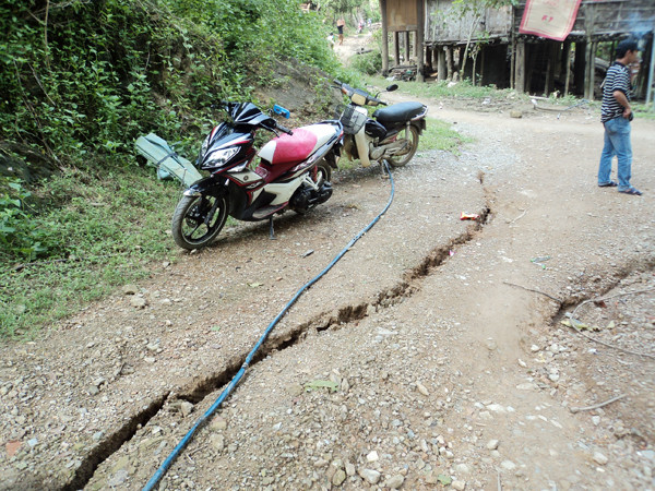 Nhiều vết nứt xuất hiện tại xã Lượng Minh, Tương Dương