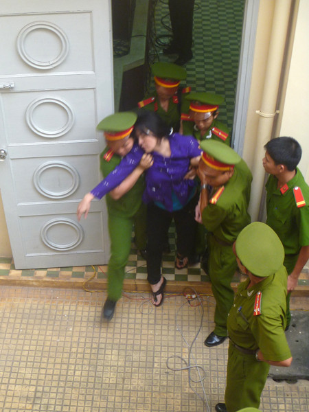 Bị cáo Liễu được dìu ra xe thùng. Bị cáo Liễu được dìu ra xe thùng