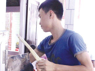 Minh phụ mẹ bán nước mía, kiếm tiền trước ngày nhập học . Ảnh: Nguyễn Huy Minh phụ mẹ bán nước mía, kiếm tiền trước ngày nhập học