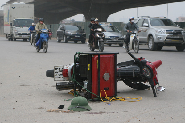 Cạnh chiếc xe Future có chiếc mũ cối và vết máu