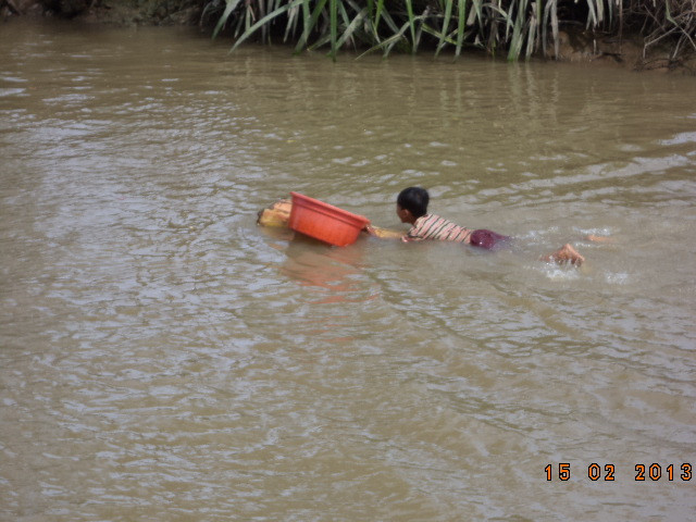 Với một khúc chuối làm phao bơi, chú bé này vui đùa trên dòng nước