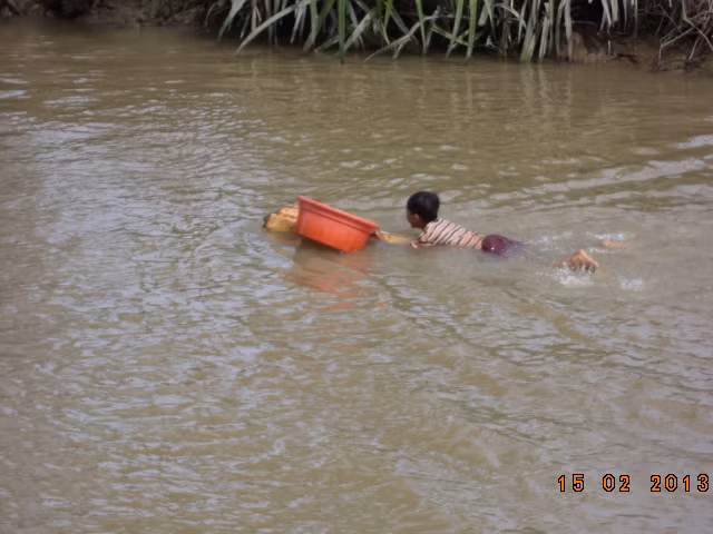 Với một khúc chuối làm phao bơi, chú bé này vui đùa trên dòng nước