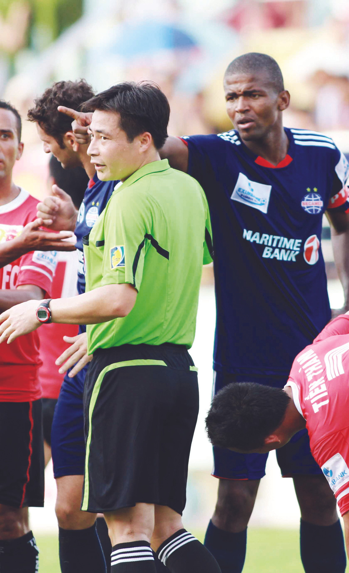 Trọng tài Nguyễn Văn Quyết sẽ bị treo còi cả mùa 2012 Ảnh: VSI . Trọng tài Nguyễn Văn Quyết sẽ bị treo còi cả mùa 2012