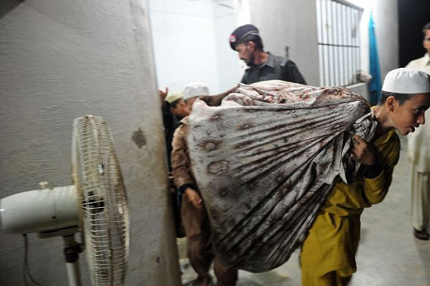 Các em xách đồ ra khỏi hầm. Ảnh: Getty Images