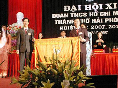 Anh Võ Văn Thưởng trao cờ thi đua cho Thành Đoàn Hải Phòng. Ảnh: Phạm Duẩn Anh Võ Văn Thưởng trao cờ thi đua cho Thành Đoàn Hải Phòng. Ảnh: Phạm Duẩn