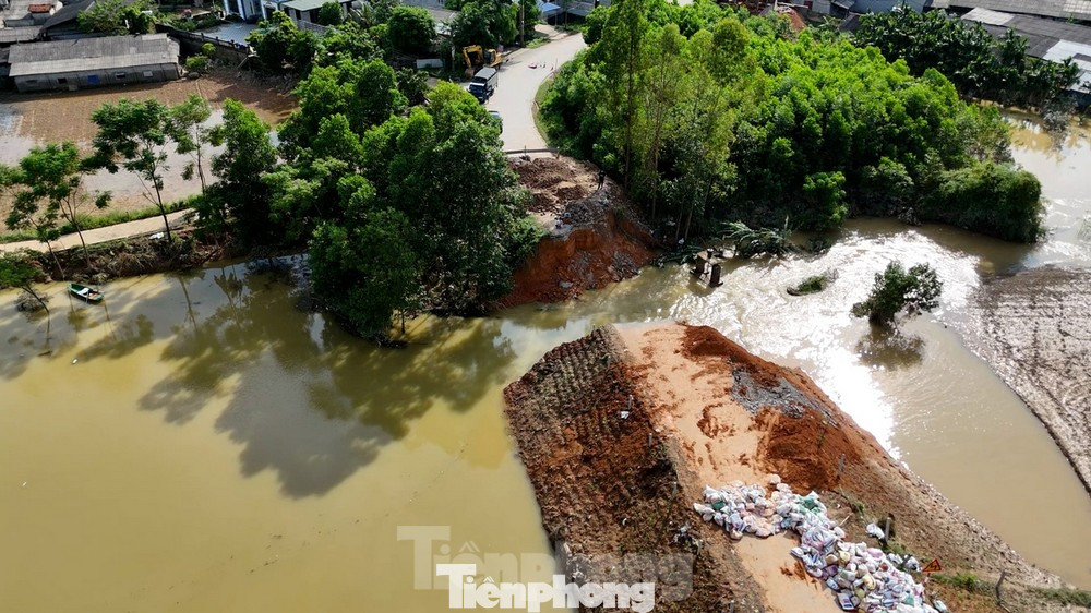 Một đoạn đê sông Lô qua địa bàn xã Quyết Thắng (huyện Sơn Dương, Tuyên Quang) bị vỡ.