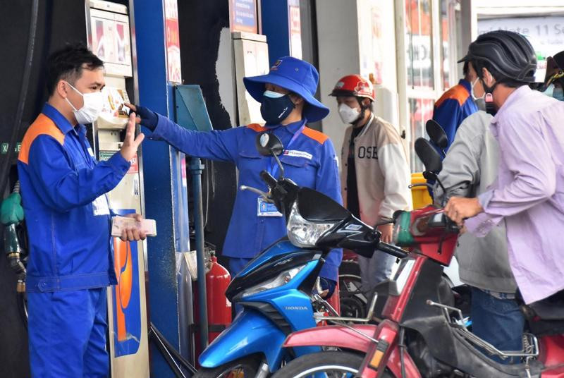 Giá xăng dầu đồng loạt giảm từ chiều nay. Giá xăng dầu đồng loạt giảm từ chiều nay.